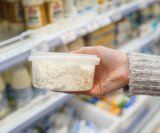 Svježi sir sadrži oko 23,5 g proteina po šalici i odličan je kao međuobrok ili dodatak jajima, palačinkama i namazima