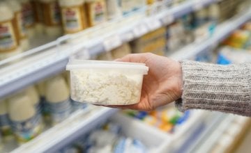 Svježi sir sadrži oko 23,5 g proteina po šalici i odličan je kao međuobrok ili dodatak jajima, palačinkama i namazima