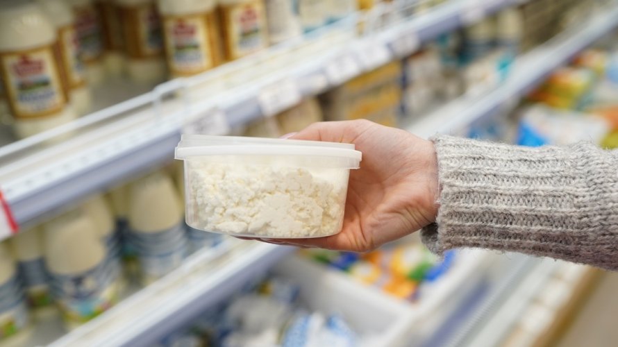 Svježi sir sadrži oko 23,5 g proteina po šalici i odličan je kao međuobrok ili dodatak jajima, palačinkama i namazima