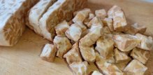 Tempeh, fermentirani sojin proizvod, daje 19,9 g proteina na 100 g