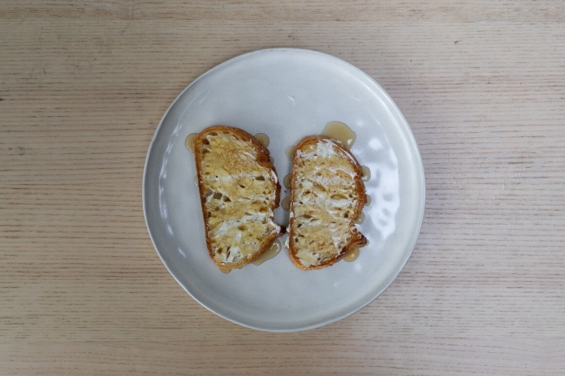 Topli sendvič s posnim sirom, medom i čilijem