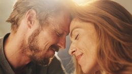 Umjesto da čekate posebne prilike, dovoljno je izdvojiti 60 sekundi u kojima ćete partneru pokloniti potpunu pažnju