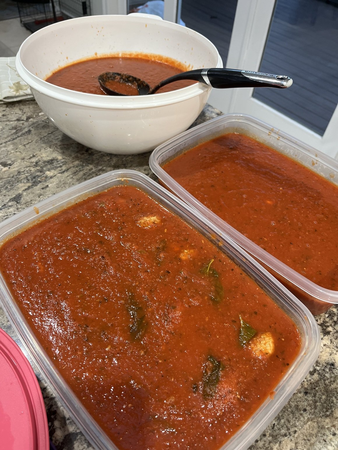 kiseline mogu dugoročno oštetiti plastiku i uzrokovati ispuštanje štetnih tvari