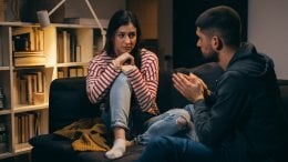 osoba koja je odrasla uz roditelja koji nije zadovoljavao emocionalne potrebe može nesvjesno birati partnere koji ponavljaju isti obrazac