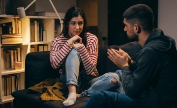 osoba koja je odrasla uz roditelja koji nije zadovoljavao emocionalne potrebe može nesvjesno birati partnere koji ponavljaju isti obrazac