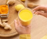 toplo, punomasno mlijeko obogaćeno kurkumom, đumbirom, cimetom i s pola čajne žličice gheeja je pravi Rasayana napitak