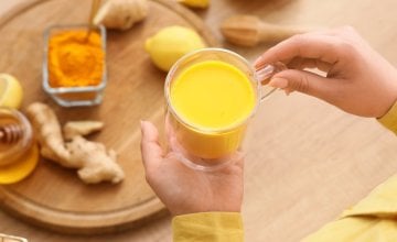 toplo, punomasno mlijeko obogaćeno kurkumom, đumbirom, cimetom i s pola čajne žličice gheeja je pravi Rasayana napitak