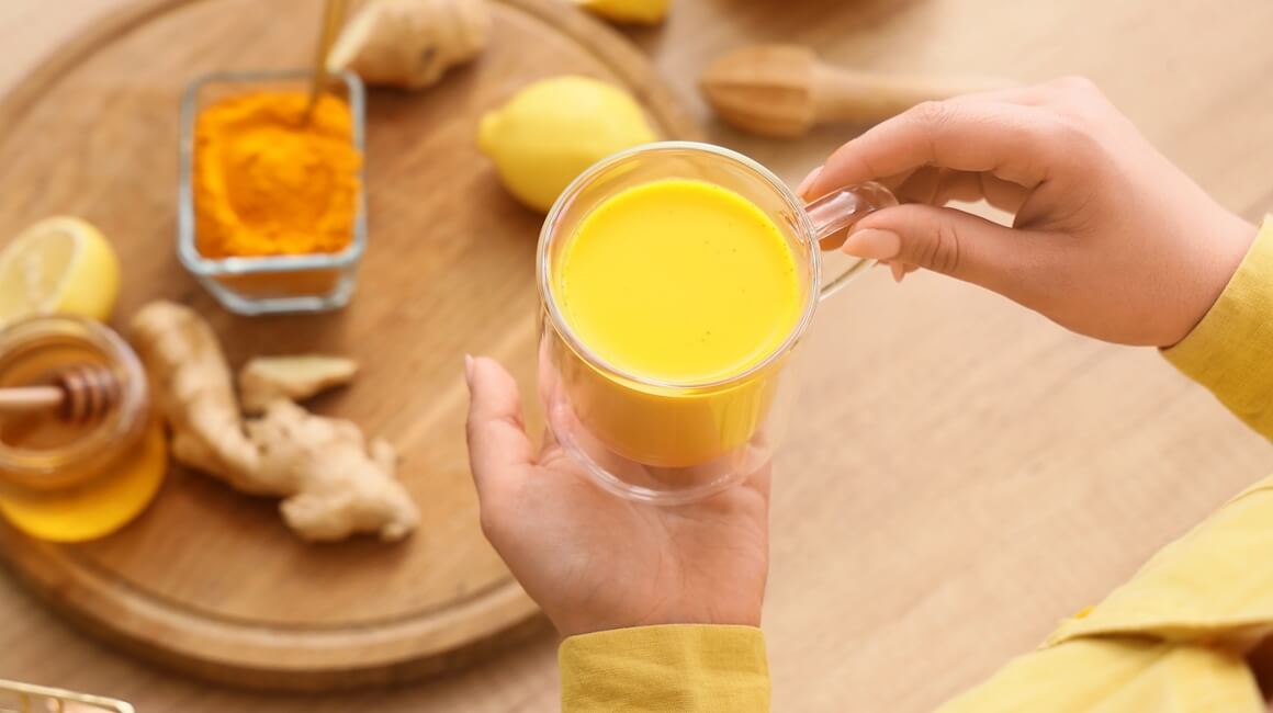 toplo, punomasno mlijeko obogaćeno kurkumom, đumbirom, cimetom i s pola čajne žličice gheeja je pravi Rasayana napitak