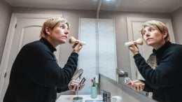 Američka Agencija za hranu i lijekove (FDA) povukla je prijedlog prema kojem bi proizvođači kozmetike morali testirati proizvode s talkom na prisutnost azbesta