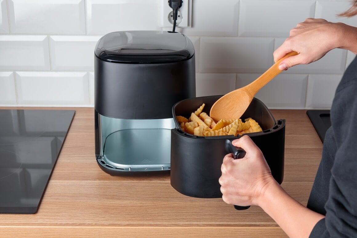 Da bi hrana bila ravnomjerno hrskava, povremeno protresite košaru ili promiješajte komade dok se peku u fritezi na vrući zrak