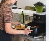 Friteza na vrući zrak (air fryer) postala je nezamjenjiv kuhinjski uređaj za sve koji žele brzu, hrskavu i zdraviju hranu