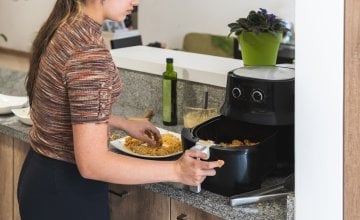 Friteza na vrući zrak (air fryer) postala je nezamjenjiv kuhinjski uređaj za sve koji žele brzu, hrskavu i zdraviju hranu