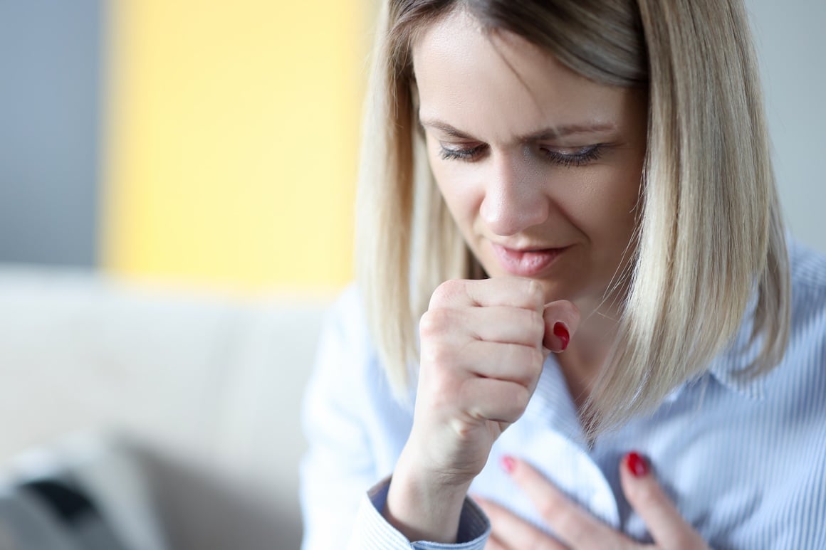 Iako je kašalj najčešći simptom raka pluća općenito, kod žena se javlja rjeđe jer su njihovi tumori često smješteni dublje u plućima