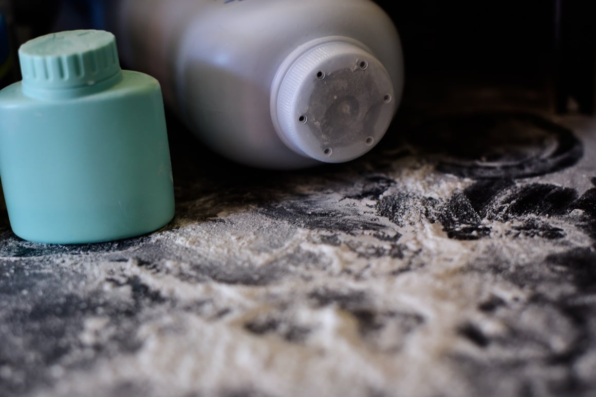 Johnson & Johnson prestao je prodavati dječji puder na bazi talka u SAD-u još 2020. godine, nakon brojnih tužbi i tvrdnji o povezanosti s rakom