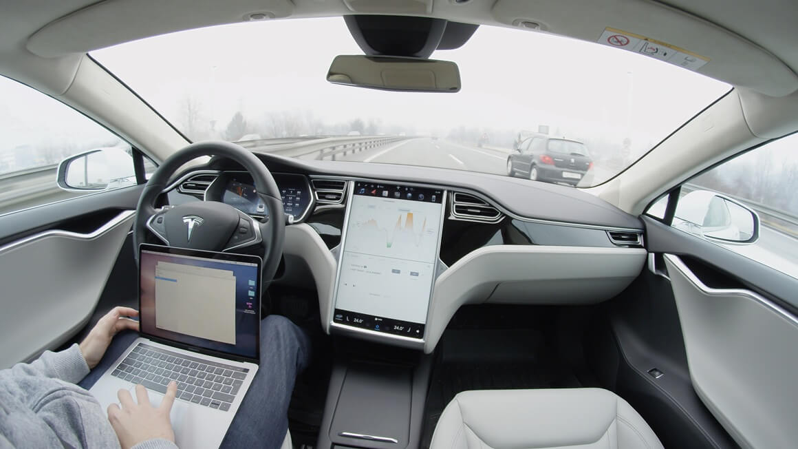 Kako autonomna tehnologija postaje sve sigurnija i udobnija, raste i spremnost da vrijeme provedeno u vozilu iskoristimo produktivnije ili opuštenije