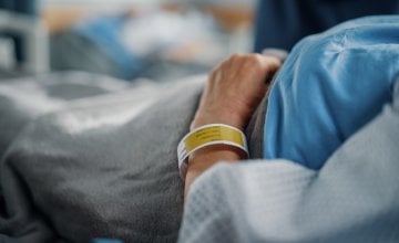 Komplikacije poput dehidracije, delirija, pothranjenosti ili padova nakon operacije mogu značajno povećati rizik od dugotrajnog oporavka ili čak smrtnog ishoda kod starijih osoba