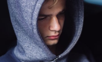 Opozicijski prkosni poremećaj karakteriziraju trajni obrasci razdražljivosti, prkosa i neprijateljskog ponašanja prema autoritetima