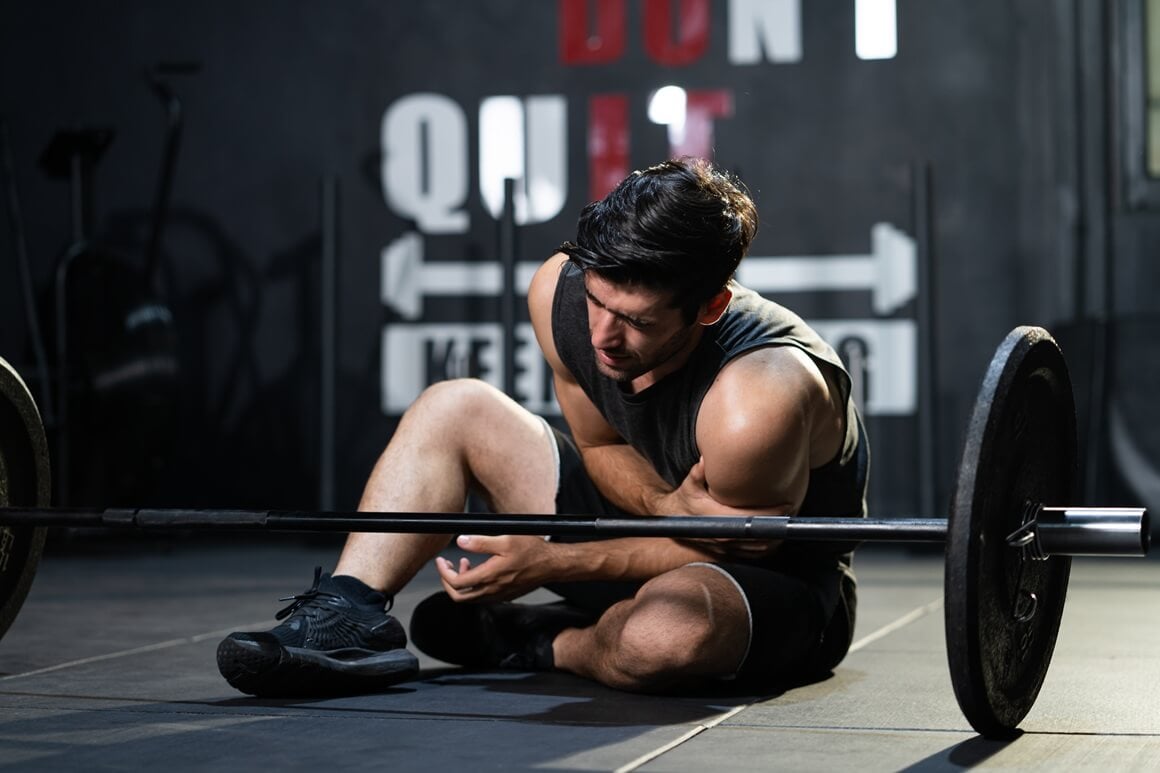 Podizanje preteških utega, osobito na početku treniranja ili pri povratku rutini, može dovesti do istegnuća ili puknuća mišića