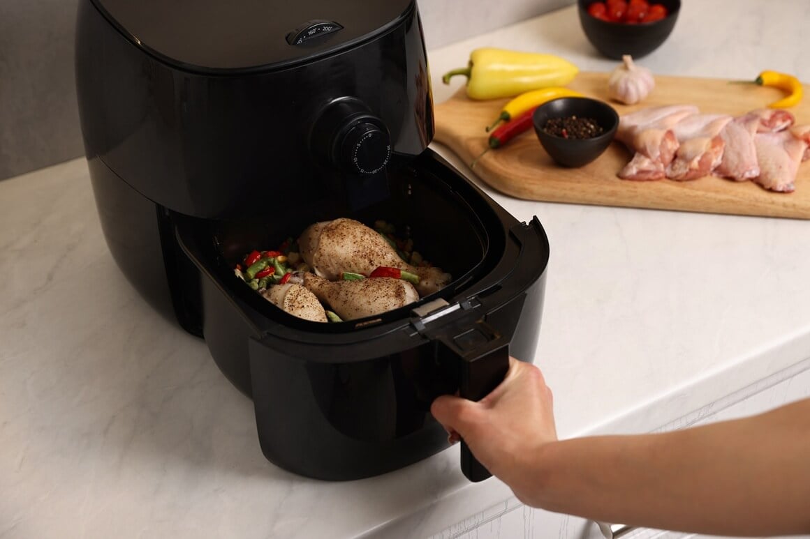 Previše hrane u košari friteze na vrući zrak sprječava kruženje vrućeg zraka