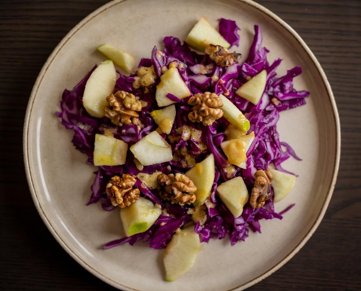 Salata od crvenog kupusa i jabuke