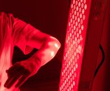 Terapija crvenim svjetlom posljednjih je godina sve popularnija zbog potencijalnih dobrobiti za kožu, oporavak organizma i ublažavanje boli