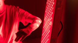 Terapija crvenim svjetlom posljednjih je godina sve popularnija zbog potencijalnih dobrobiti za kožu, oporavak organizma i ublažavanje boli