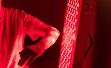 Terapija crvenim svjetlom posljednjih je godina sve popularnija zbog potencijalnih dobrobiti za kožu, oporavak organizma i ublažavanje boli