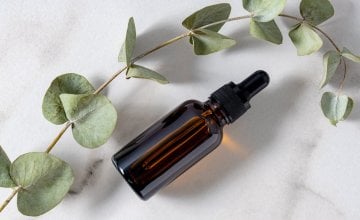 Ulje eukaliptusa već se desetljećima koristi kao prirodan saveznik za olakšavanje tegoba dišnih puteva, čišćenje doma i ublažavanje bolova