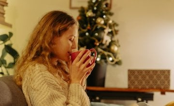 čaj od kamilice, mente ili ayurvedski probavni čaj od kumina, korijandera i komorača umiruju probavne smetnje, hidriraju crijeva i olakšavaju eliminaciju toksina iz organizma