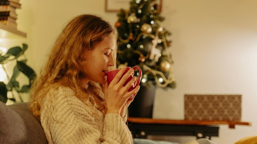 čaj od kamilice, mente ili ayurvedski probavni čaj od kumina, korijandera i komorača umiruju probavne smetnje, hidriraju crijeva i olakšavaju eliminaciju toksina iz organizma