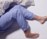 sindrom nemirnih nogu je neurološko stanje koje uzrokuje neodoljivu potrebu za pomicanjem nogu