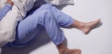 sindrom nemirnih nogu je neurološko stanje koje uzrokuje neodoljivu potrebu za pomicanjem nogu