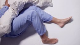 sindrom nemirnih nogu je neurološko stanje koje uzrokuje neodoljivu potrebu za pomicanjem nogu