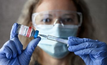 Američka Agencija za hranu i lijekove (FDA) razmatra mogućnost dodavanja tzv. black box upozorenja, najstrožeg sigurnosnog upozorenja koje postoji, na cjepiva protiv COVID-19