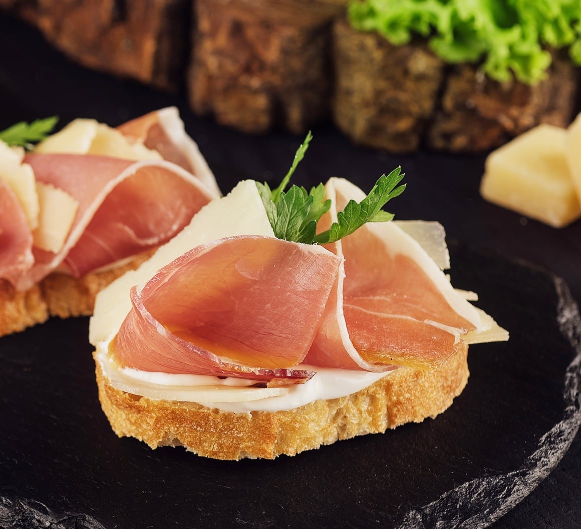 Brusketi sa šunkom i sirom