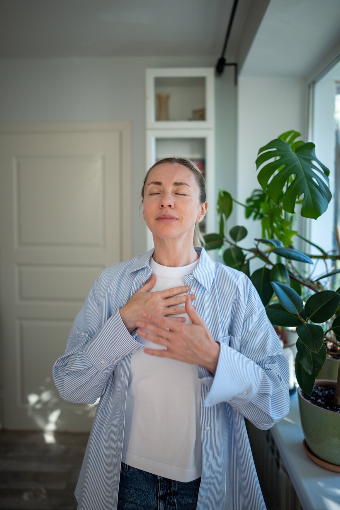 Budući da je fibromialgija povezana s preosjetljivim živčanim sustavom, meditativne tehnike i vježbe disanja (poput dubokog trbušnog disanja) šalju signal mozgu da je tijelo sigurno