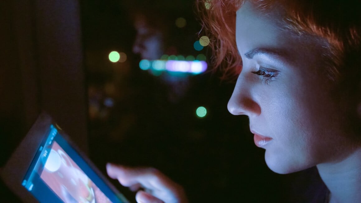 Ekrani emitiraju plavo svjetlo koje nas održava budnima, ali može negativno djelovati na kožu