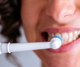 Električne četkice za zube sve su popularnije jer nude učinkovitije čišćenje u usporedbi s klasičnim ručnim četkicama