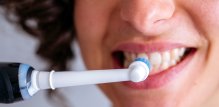 Električne četkice za zube sve su popularnije jer nude učinkovitije čišćenje u usporedbi s klasičnim ručnim četkicama