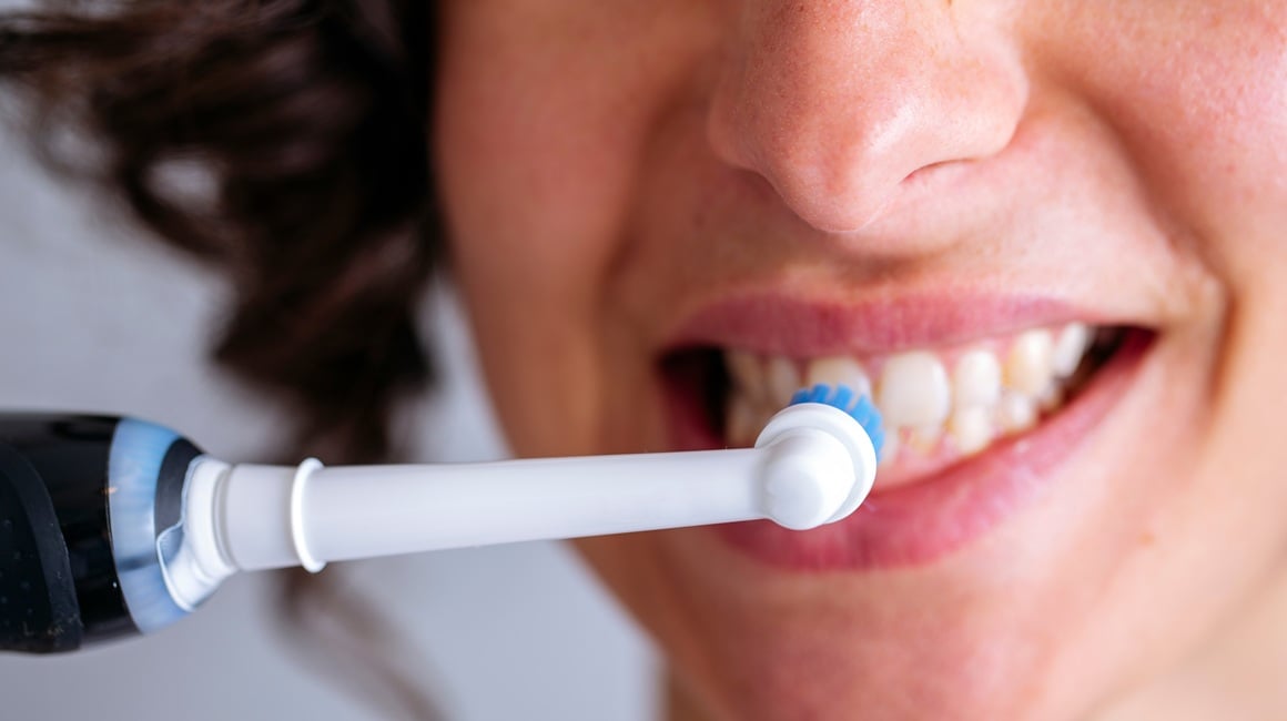Električne četkice za zube sve su popularnije jer nude učinkovitije čišćenje u usporedbi s klasičnim ručnim četkicama