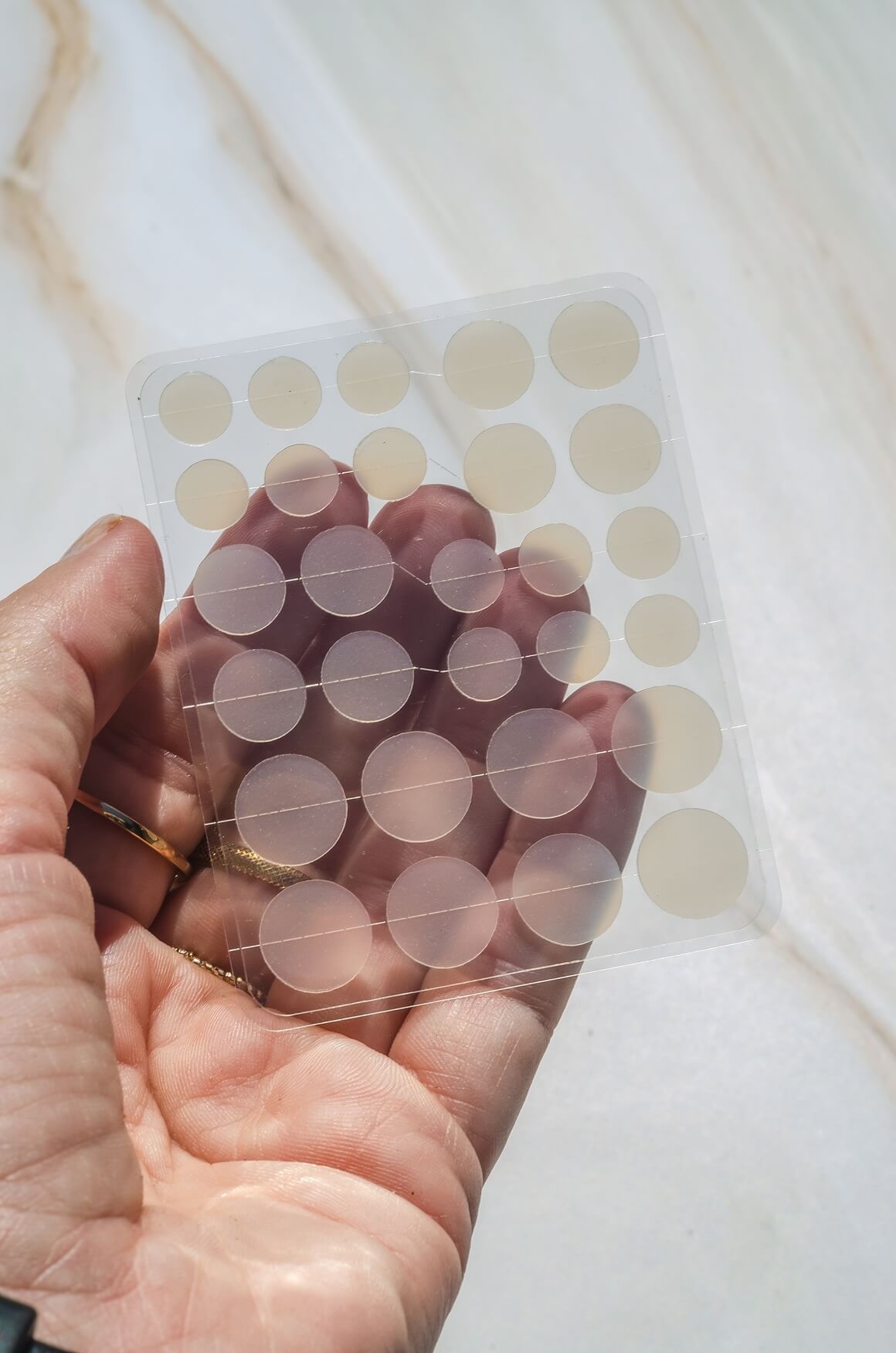 Flastere za prištiće potrebno je nositi najmanje 6 – 8 sati