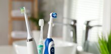 Glave električnih četkica često se okreću ili osciliraju, oponašajući profesionalno čišćenje kod stomatologa