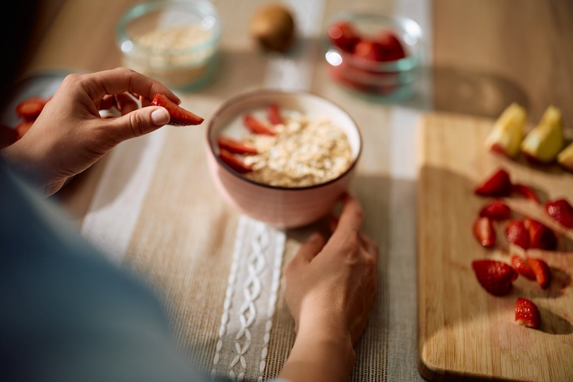 Iako zob sama po sebi nije izrazito bogata proteinima, u kombinaciji s pravim dodacima može postati izuzetno zasitan doručak