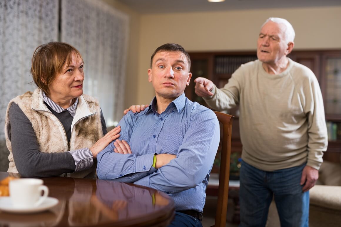 Kada se vratite u obiteljski kontekst, čak i nakon desetljeća, stari obrasci se ponovno aktiviraju