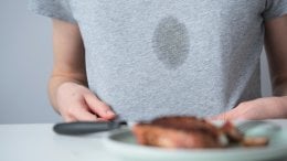 Kako ukloniti masnu mrlju s odjeće