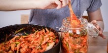 Kimchi je posljednjih godina stekao globalnu popularnost zbog svojih potencijalnih zdravstvenih koristi