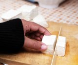 Klasični tofu sadrži oko osam grama proteina na 100 g, dok je čvrsti tofu znatno bogatiji