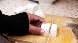 Klasični tofu sadrži oko osam grama proteina na 100 g, dok je čvrsti tofu znatno bogatiji