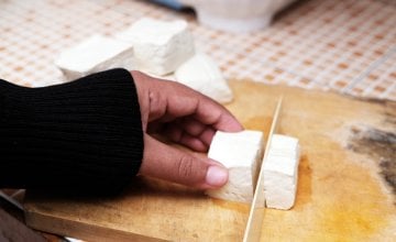 Klasični tofu sadrži oko osam grama proteina na 100 g, dok je čvrsti tofu znatno bogatiji