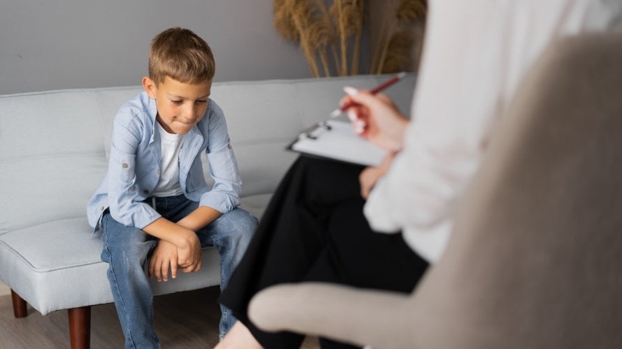 Kroz terapijske razgovore djeca i mladi se savjetuju i educiraju o ispravnom i pozitivnom ponašanju i reagiranju